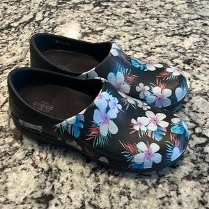 Crocs Dual Comfort Black Floral Clogs Women’s Size 7 EUC